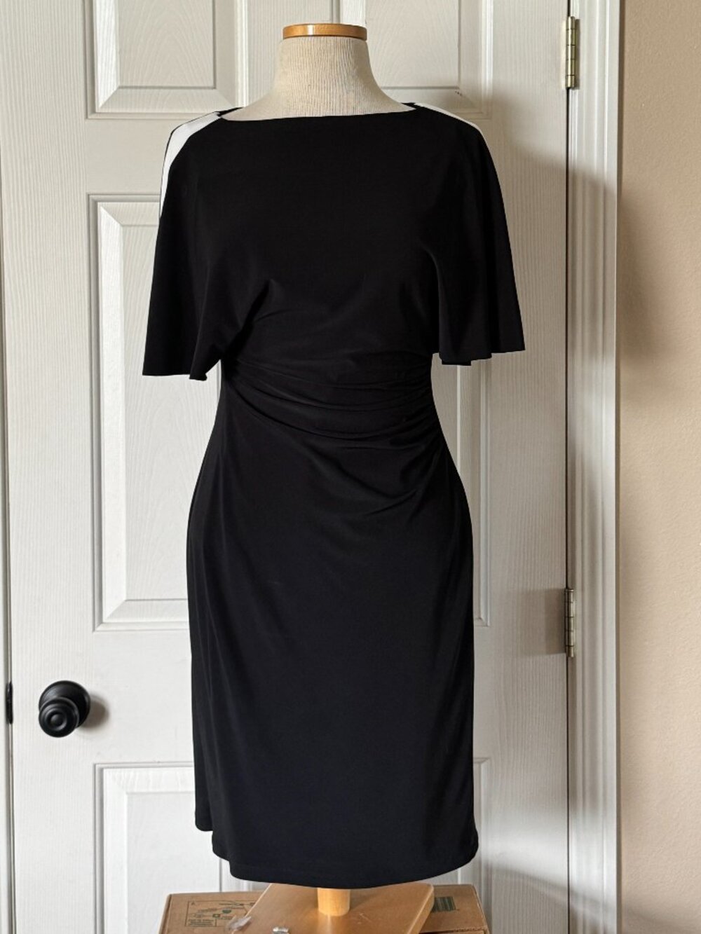 Lauren Ralph Lauren Short Cape Sleeve Sheath Ruched Dress Lined Size 4 Black